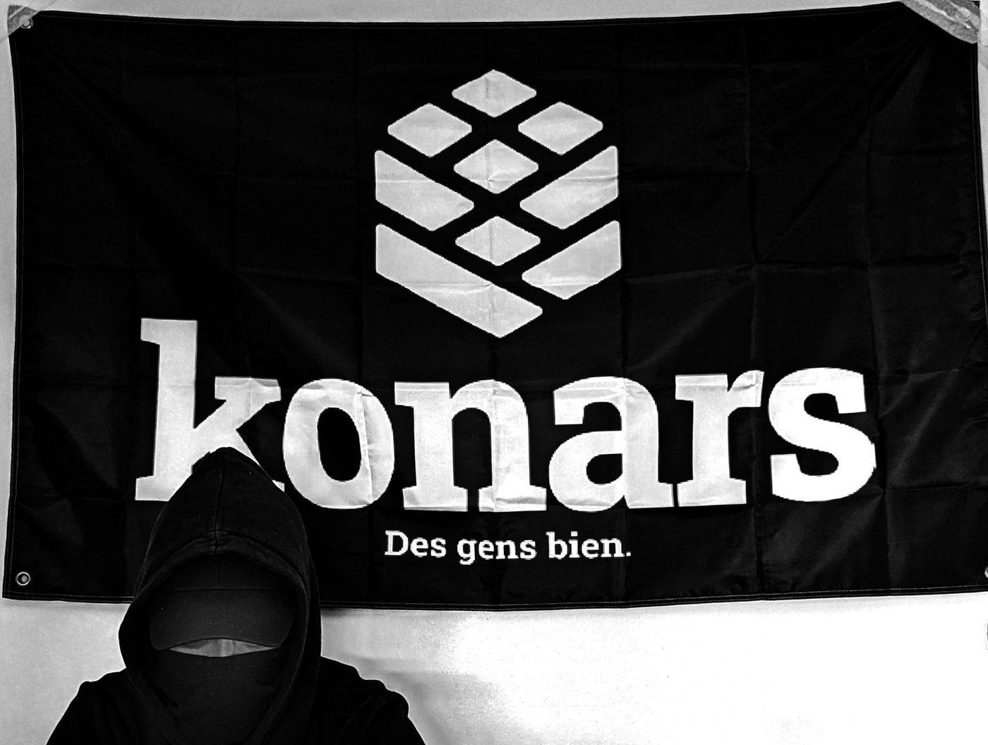 Drapeau KONARS — Des gens bien.